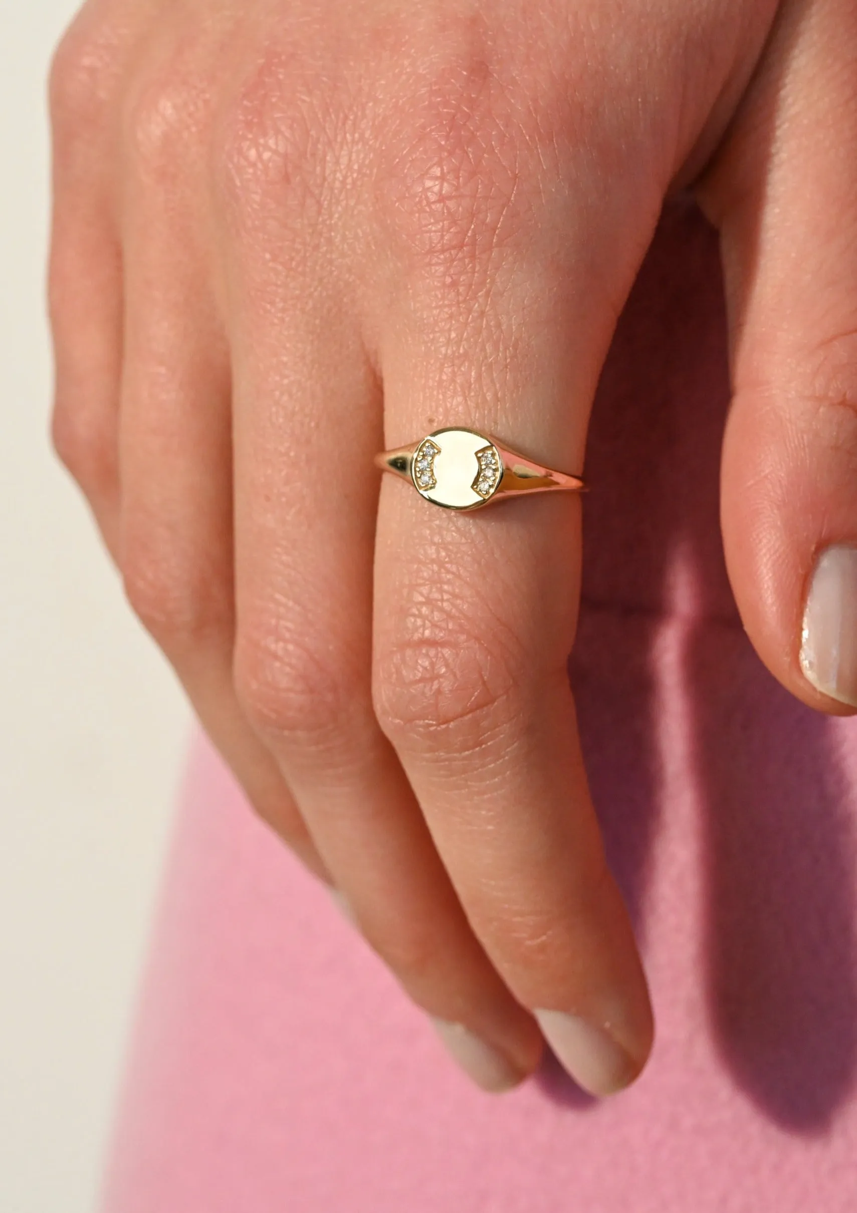 Round Signet Ring with Diamonds