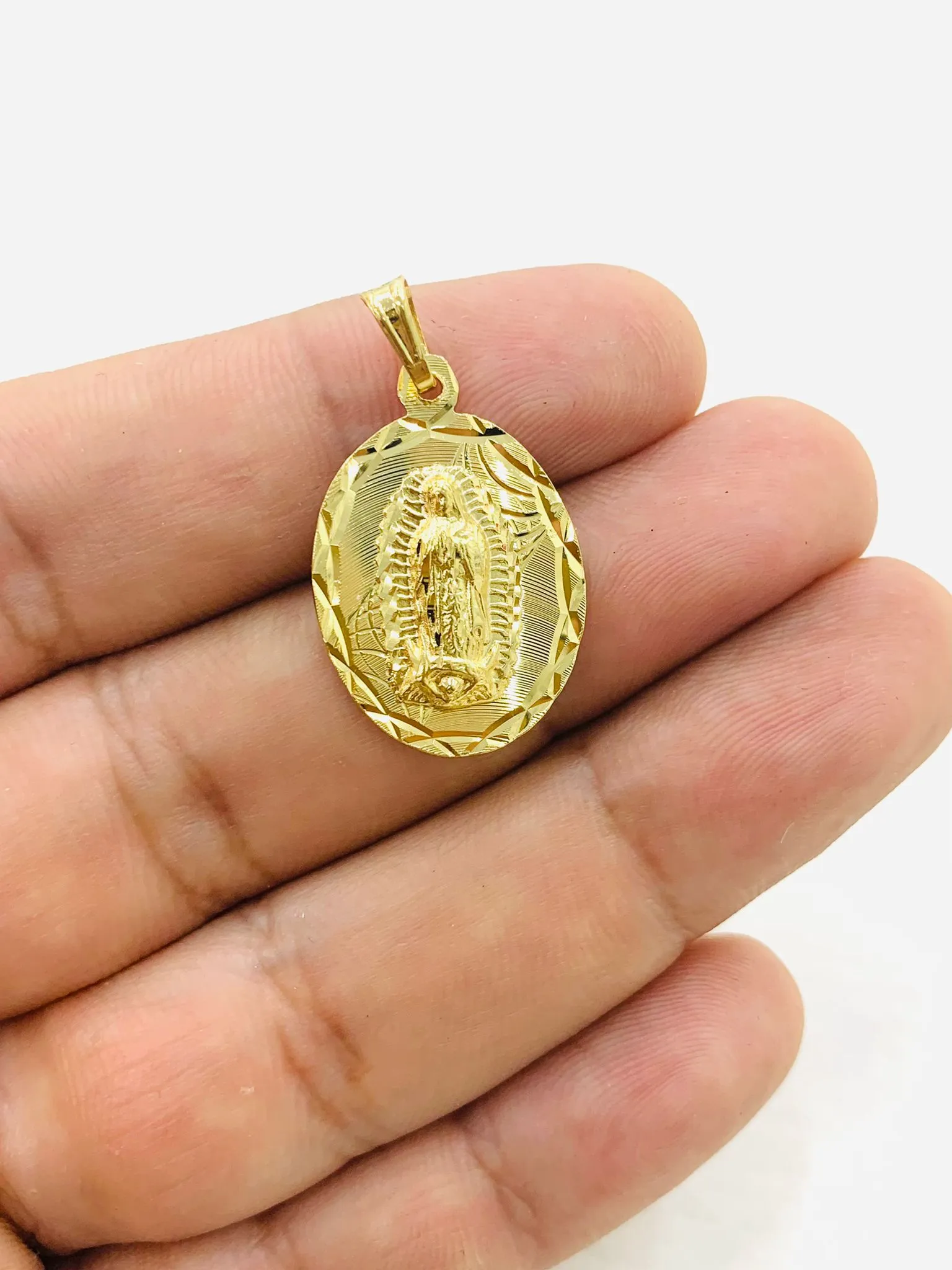 Virgen de Guadalupe Charm Pendant Necklace 26x18mm / Medalla de la Guadalupe Oro Laminado / Box Link Chain for Womens Mens /Dainty Necklace